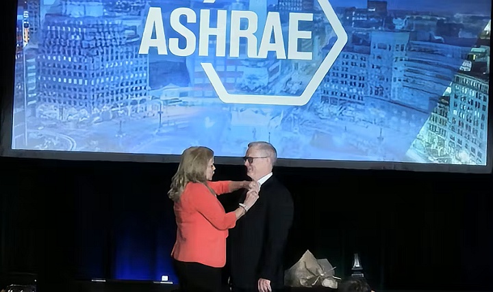 ASHRAE Indi. Konferansı'nda, M. Dennis Knight Başkanlık Rozetini Taktı